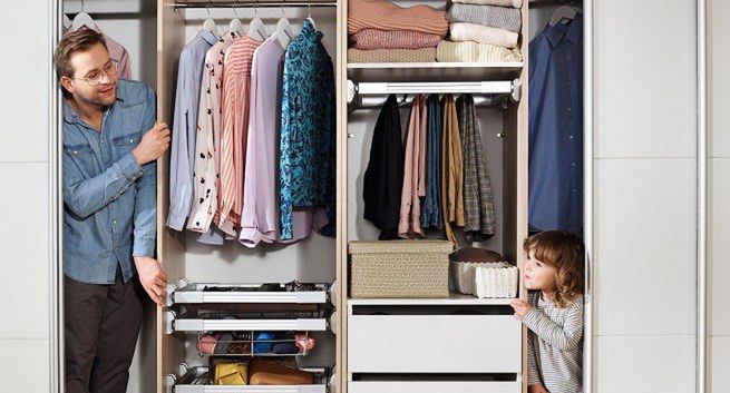 Black Red White spotem w sypialni promuje szafy Nadir (wideo)