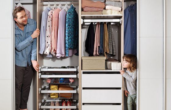 Black Red White spotem w sypialni promuje szafy Nadir (wideo)