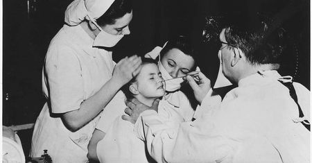 Na fali odkrycia nowego pierwiastka przez Marię Skłodowską-Curie i jej męża na początku XX wieku zapanowała... moda na rad. Postrzegano go jako panaceum