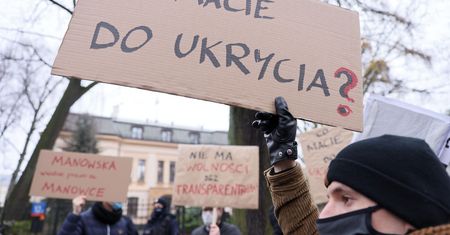 "Wisimy w próżni". Eksperci ostro o odroczeniu przez TK rozprawy o jawności