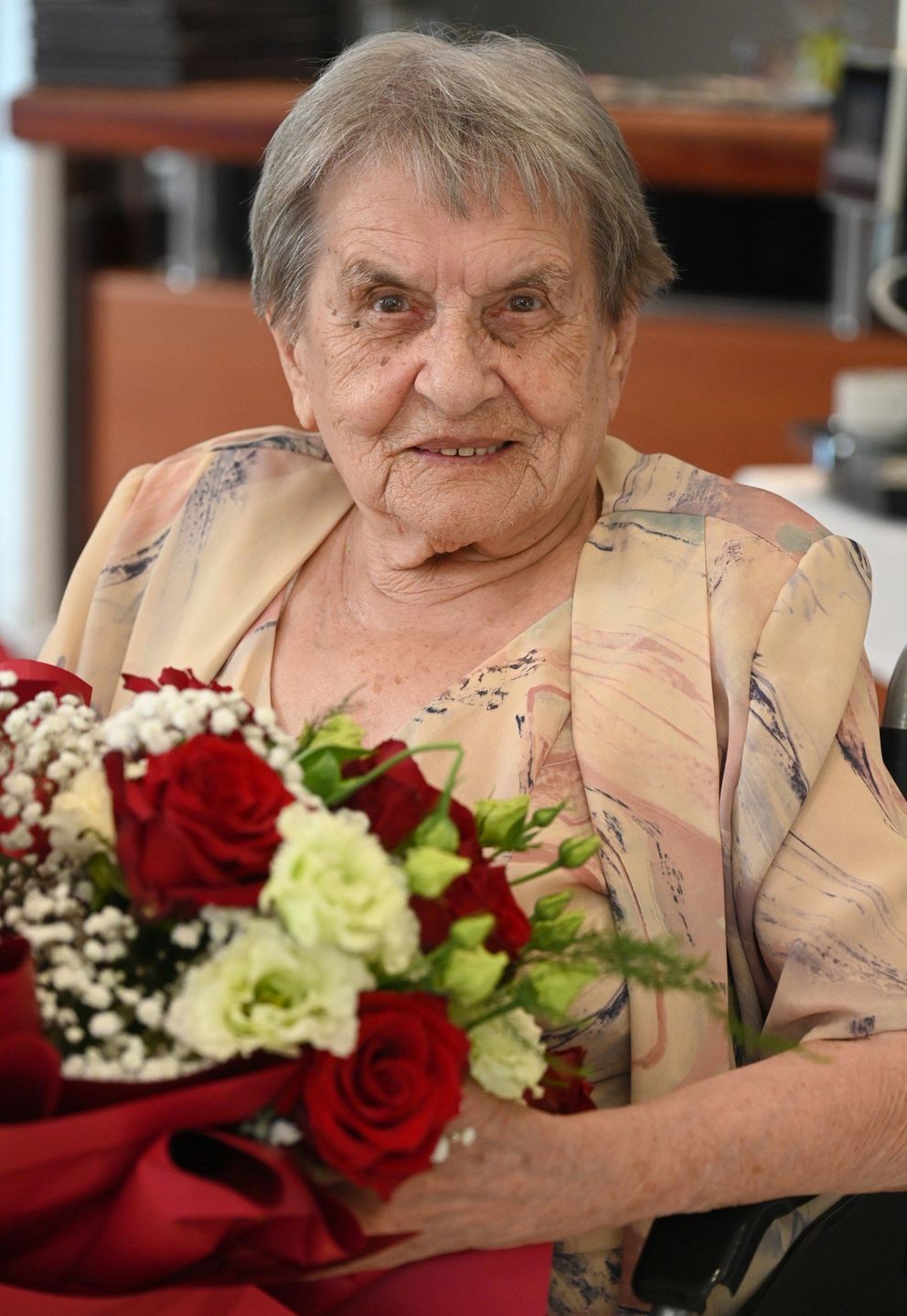 Mimo że pani Basia porusza się na wózku inwalidzkim, jej energia mogłaby zawstydzić niejedną nastolatkę, jubilatka cały czas ma także bardzo bystry umysł, a uśmiech - praktycznie nie schodzi z jej twarzy.