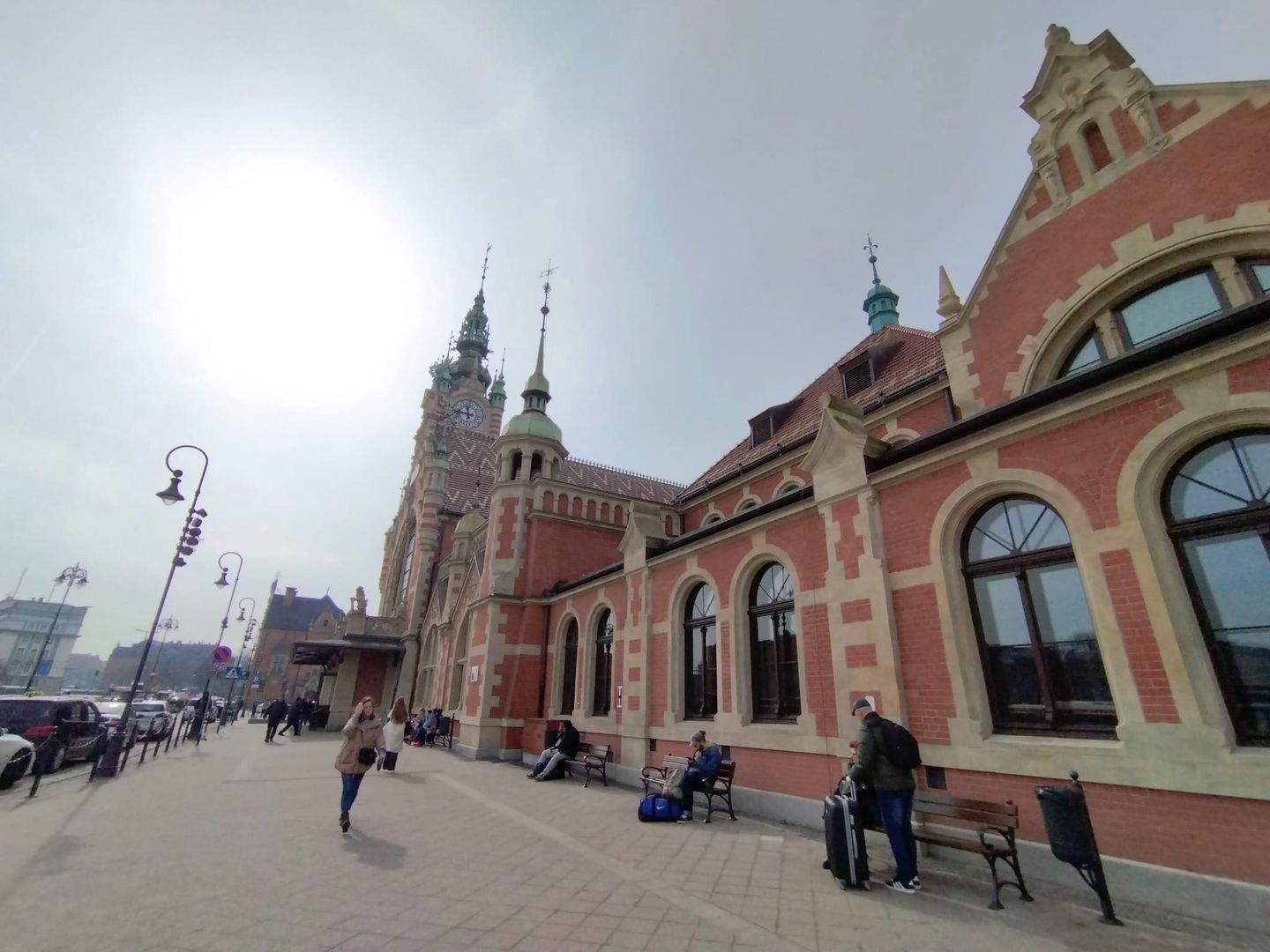 Gdański dworzec od kilku miesięcy zachwyca od zewnątrz. Widok w  środku jednak przygnębia