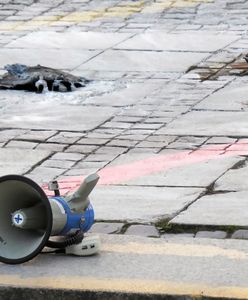Ludzie skrzykują się, żeby odczytać manifest ofiary samospalenia. Jesteśmy przed PKiN