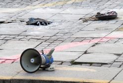 Ludzie skrzykują się, żeby odczytać manifest ofiary samospalenia. Jesteśmy przed PKiN