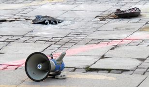 Ludzie skrzykują się, żeby odczytać manifest ofiary samospalenia. Jesteśmy przed PKiN