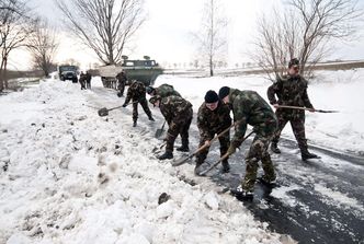 Zima w Europie. Na Słowacji i Węgrzech trwa usuwanie skutków śnieżycy