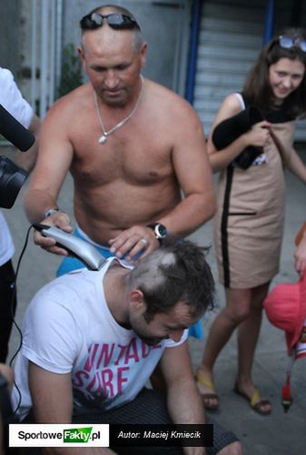 Dziennikarz telewizyjny Bartosz Karasiński zdecydował się na odważny krok. Dotrzymał jednak danego słowa.