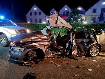 Osobówka kompletnie zmiażdżona po zderzeniu z tirem. Jedna osoba zginęła, dwie są ranne