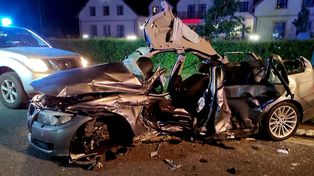 Osobówka kompletnie zmiażdżona po zderzeniu z tirem. Jedna osoba zginęła, dwie są ranne