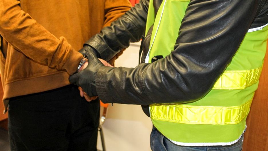 Lubuskie. Diler w rękach policji. Wyrzucał narkotyki przez okno pędzącego samochodu