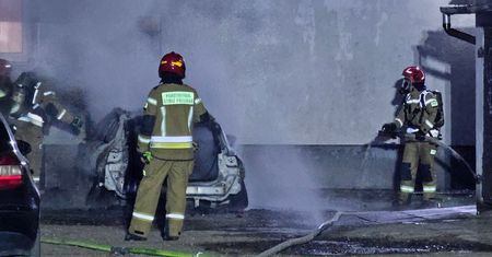 Pożar samochodu przy ul. Bukowej. Auto spłonęło tuż obok instalacji gazowej budynku [zdjęcia i wideo z akcji]