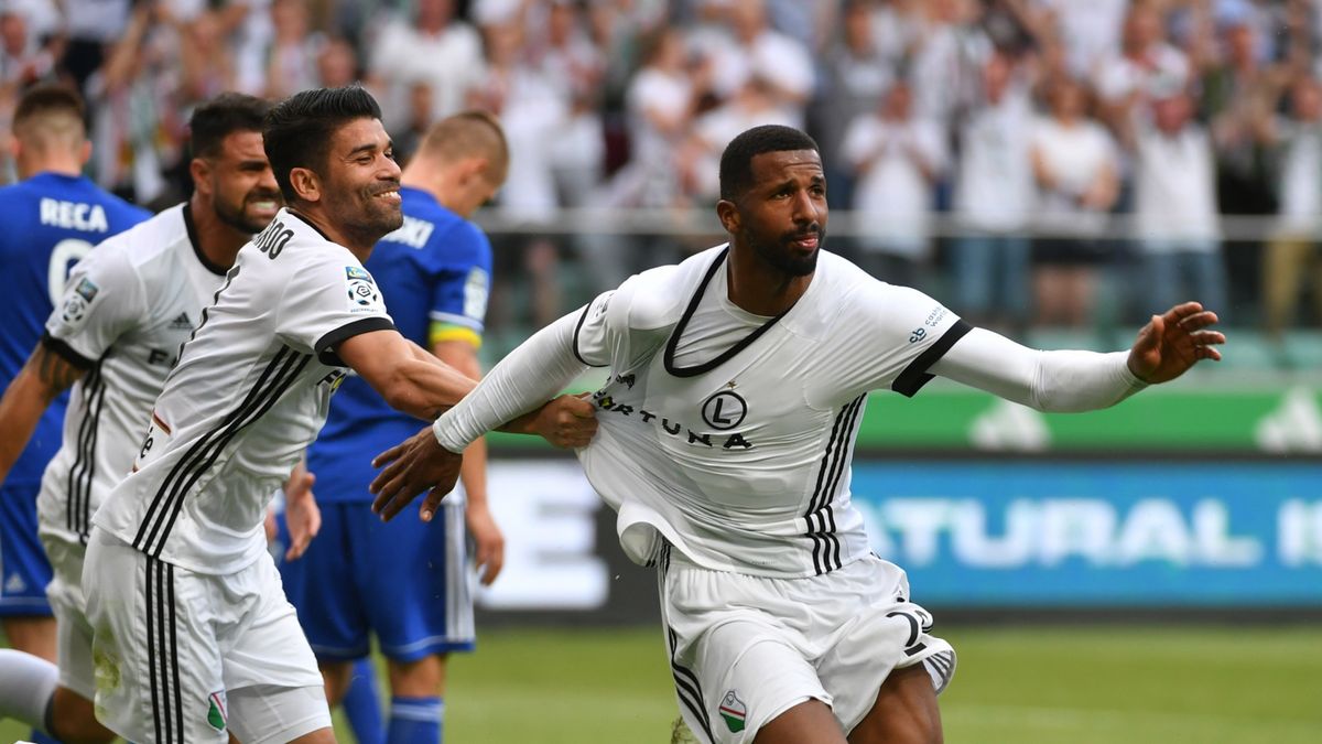 PAP / Bartłomiej Zborowski / Na zdjęciu: zawodnik Legii Warszawa Carlos Dias (z prawej) po strzeleniu bramki drużynie Wisły Płock