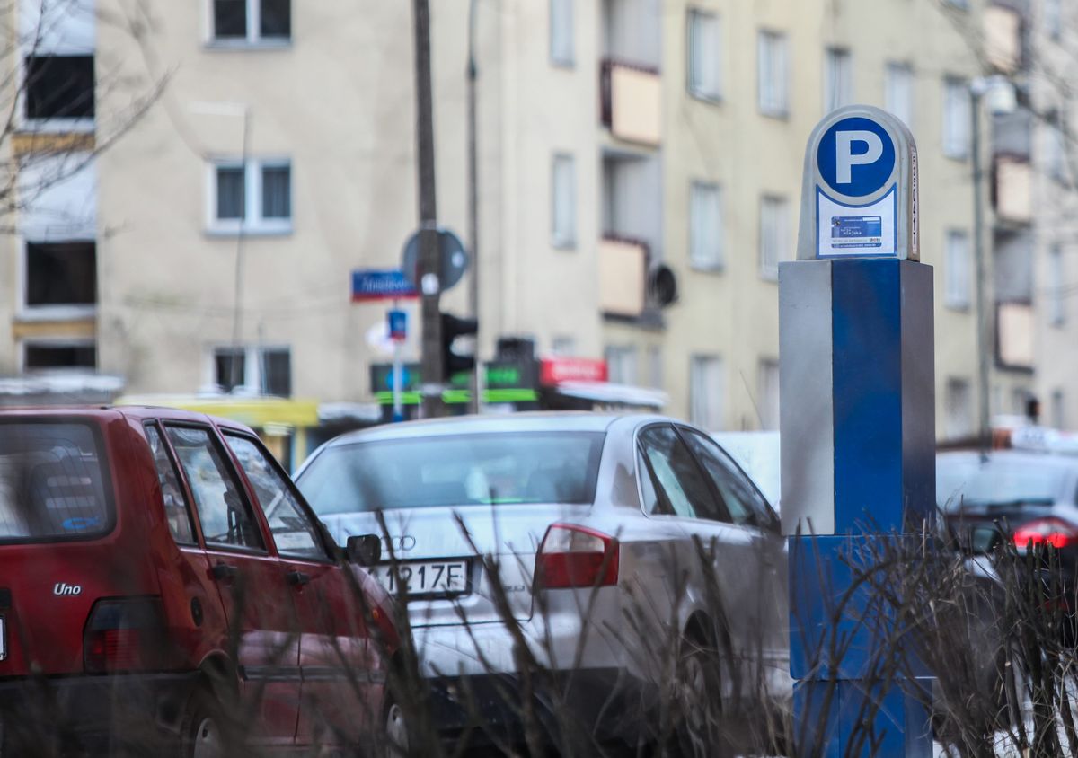 Strefa płatnego parkowania w Warszawie coraz większa. Kolejne parkomaty na Woli i Pradze