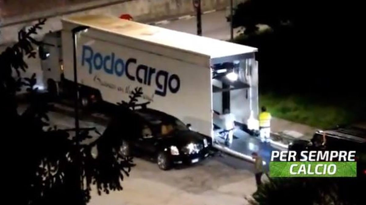 Zdjęcie okładkowe artykułu: Twitter / persemprecalcio / Luksusowe auta Ronaldo pakowane do ciężarówki