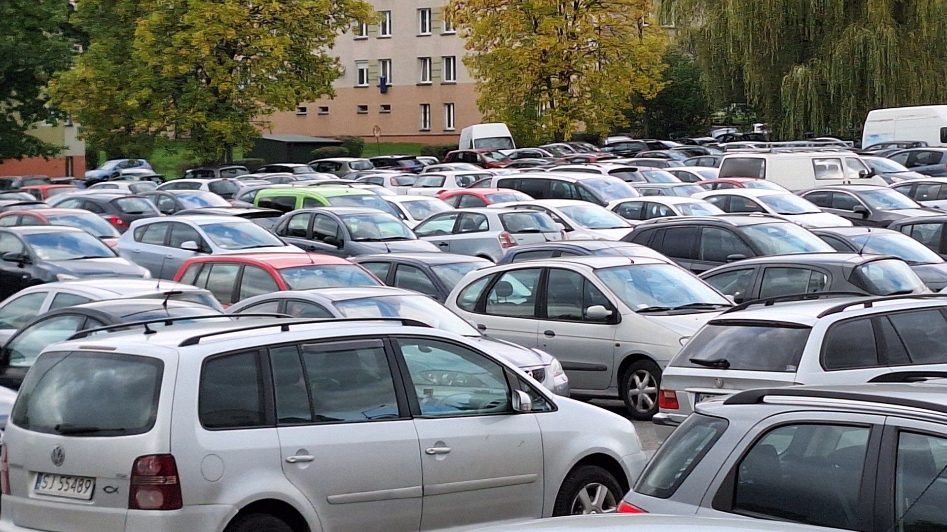 Plac dawnej targowicy przy al. M. B. Fatimskiej to największy darmowy parking w Tarnowie. Korzysta z niego zwłaszcza wielu studentów Akademii Tarnowskiej