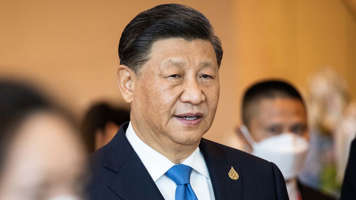 BANGKOK, THAILAND - NOVEMBER 19: President Xi Jinping of China enters the APEC Economic Leaders Sustainable Trade and Investment meeting at he Queen Sirikit National Convention Center on November 19, 2022 in Bangkok, Thailand. Thailand is hosting the APEC meetings this year, which will culminate in the leaders' meetings which will run from Nov. 17 to 19. (Photo by Lauren DeCicca/Getty Images)