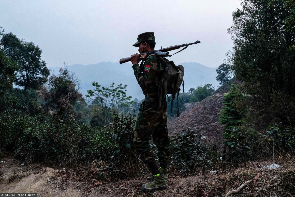 Członek etnicznej grupy rebeliantów Ta'ang National Liberation Army (TNLA) patroluje w pobliżu Namhsan Township w północnym stanie Shan w Birmie