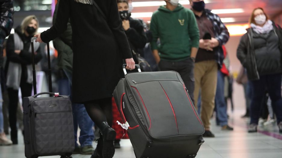 Koronawirus. Poznań. Prawie 1,5 tys. osób przyleciało z Wysp. Test zrobiło 56