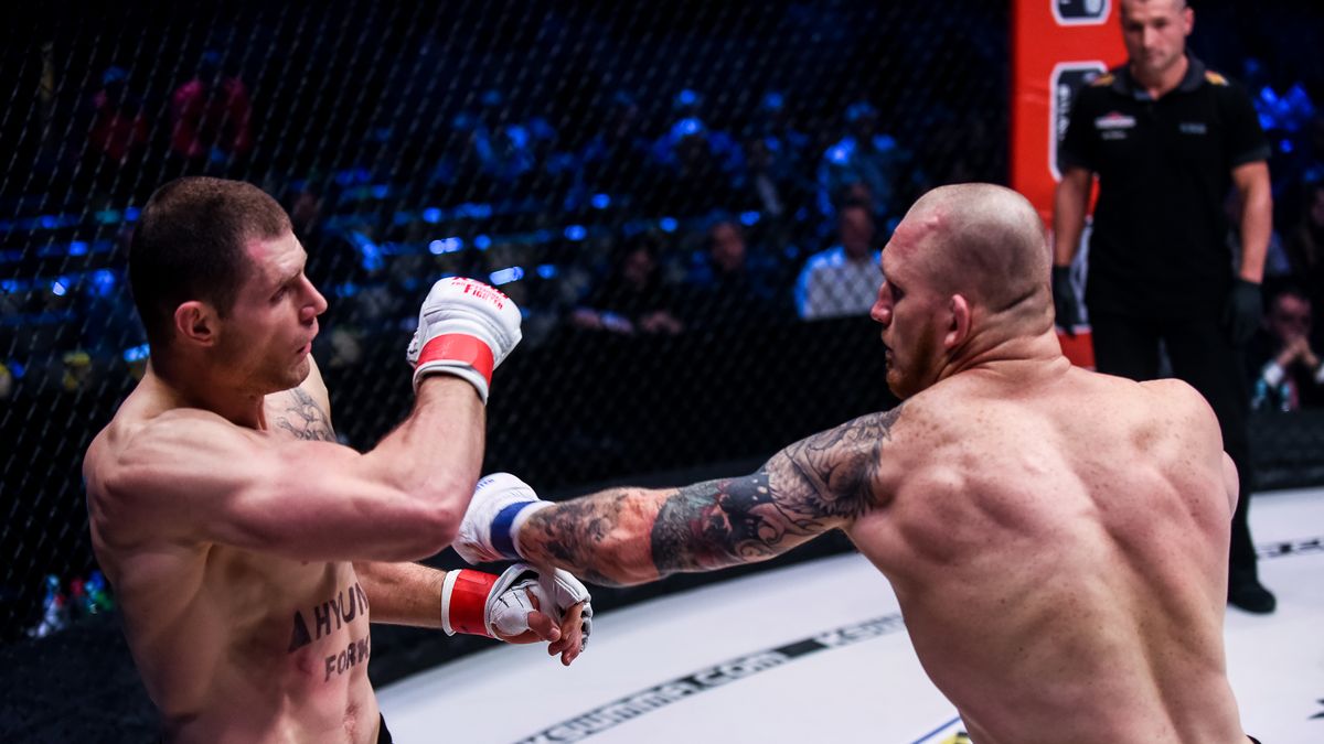 Materiały prasowe / kswmma.com / Na zdjęciu: Marcin Łazarz w starciu z Marcinem Wójcikiem na gali KSW