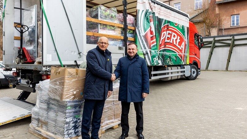 Prezydent Lublina Krzysztof Żuk i Dyrektor Generalny Perła – Browary Lubelskie S.A. Andrzej Rutkowski w trakcie przekazania darów na rzecz punktów tymczasowego zakwaterowania uchodźców z Ukrainy