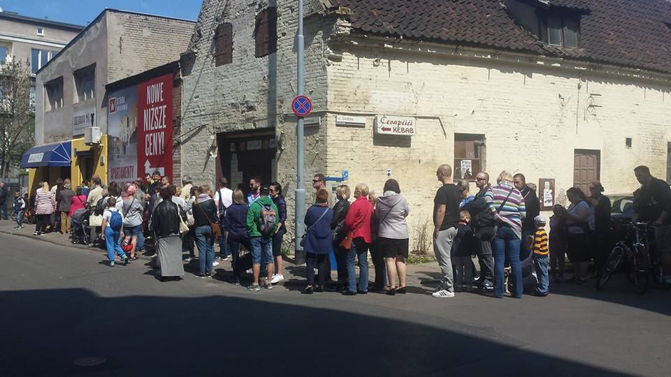 Kolejka przed lodziarnią była typowym widokiem w tym miejscu