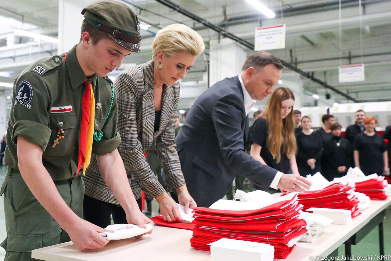 Agata Duda i Andrzej Duda pakują flagi na poczcie