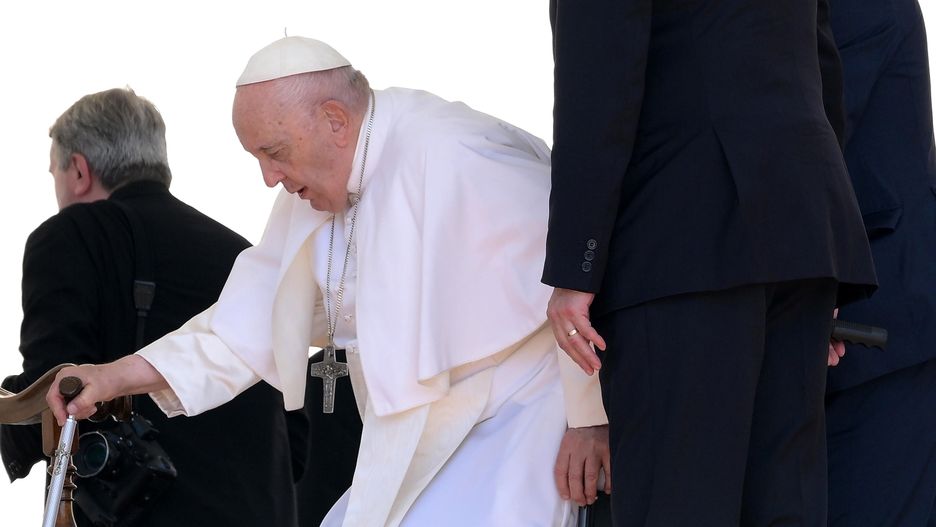 Pope Francis holds weekly general audience
epa10677047 Pope Francis leaves at the end of the weekly general audience in Saint Peter's Square, Vatican City, 07 June 2023. Pope Francis will undergo abdominal surgery on 07 June afternoon at Rome's Gemelli hospital, the Holy See announced.  EPA/ETTORE FERRARI 
Dostawca: PAP/EPA.
ETTORE FERRARI