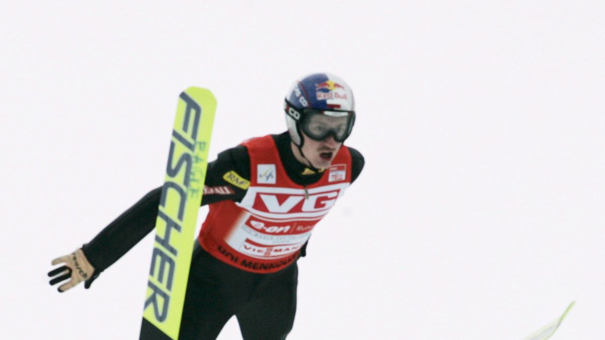 Adam Małysz walczy o uniknięcie upadku na skoczni Holmenkollbakken w Oslo w 2007 roku