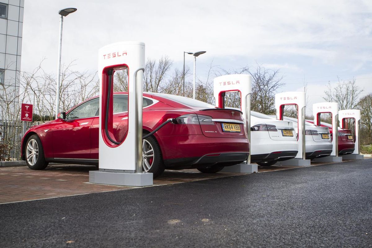Stary Passat bardziej ekologiczny niż Tesla. Prawda o elektrykach