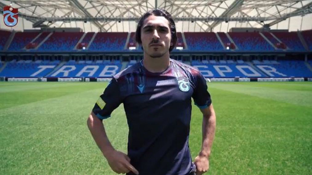 Zdjęcie okładkowe artykułu: Twitter / Trabzonspor / Na zdjęciu: Abdülkadir Ömür w nowej koszulce Trabzonsporu, który wziął udział w klubowym filmie