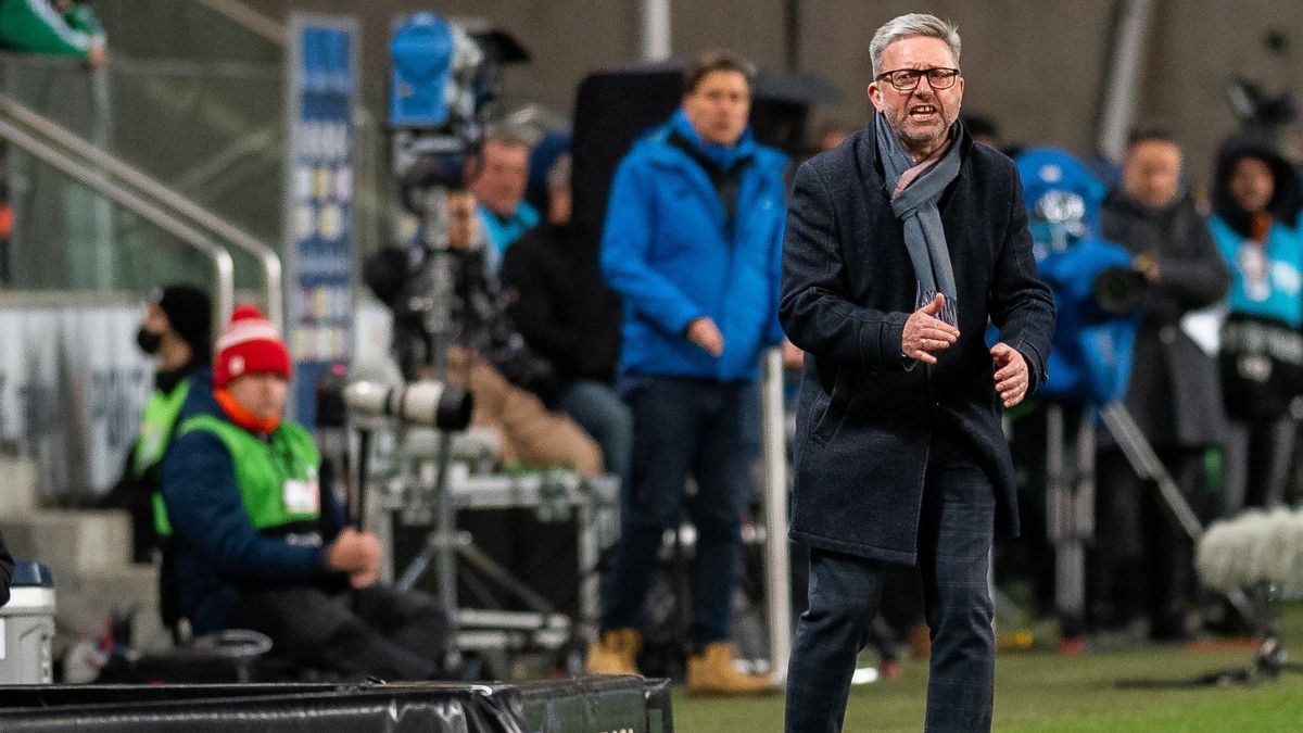 WARSAW, POLAND - FEBRUARY 25: Jerzy Brzeczek of Wisla Krakau gestures during the PKO Ekstraklasa match between Legia Warschau and Wisla Krakau at Stadion Wojska Polskiego on February 25, 2022 in Warsaw, Poland. (Photo by Mateusz Slodkowski/DeFodi Images via Getty Images)