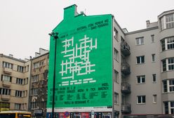 Takiego muralu jeszcze nie było. Wielka krzyżówka w centrum Warszawy