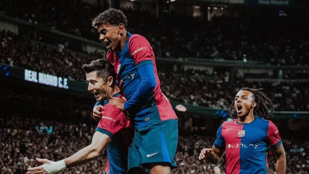 Jules Kounde na zdjęciu z Lewandowskim i Yamalem