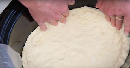 Przygotowanie pizzy nie zawsze musi wyglądać tak samo. Alternatywna metoda, która zmienia jej smak