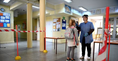 Dzieci wracają do szkół. Nie wiadomo jednak, jak wynagradzać nauczycieli za konsultacje