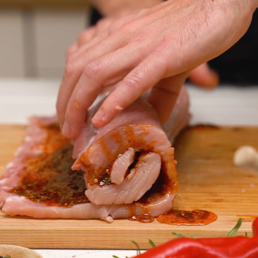 I roll the meat with the addition of marinade into a roll.