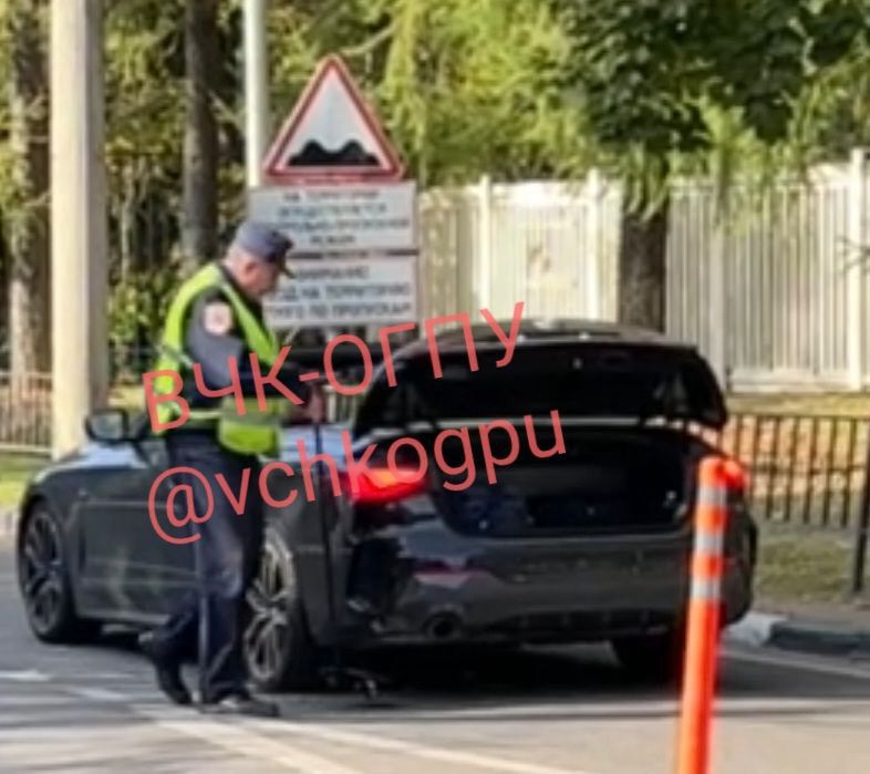 Czeczeńskie samochody przed Centralnym Szpitalem Klinicznym w Moskwie 