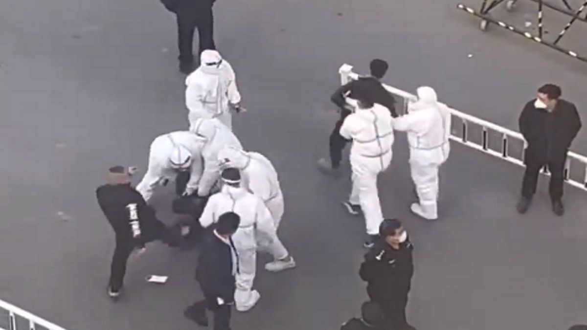 W Chinach dochodzi do mrożących krew w żyłach scen. Przyczyną starć jest niezgoda na politykę "zero COVID"