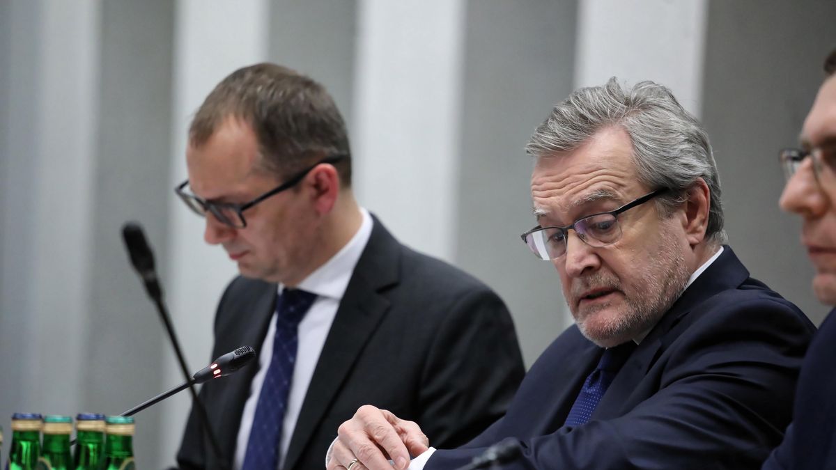 Prezes  Polskiej Fundacji Narodowej Marcin Zarzecki (z lewej) i kontrolujący jego wydatki wicepremier, minister kultury Piotr Gliński  