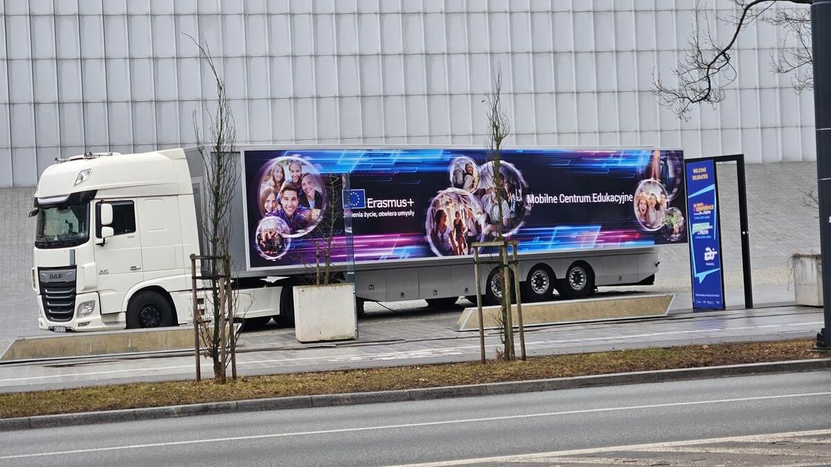 Mobilne Centrum Edukacyjne Erasmus+ na Placu Teatralnym w Lublinie