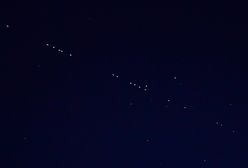 Starlinki. Gdzie i kiedy zobaczyć Starlinki? Dziś w nocy na niebie Starlinki