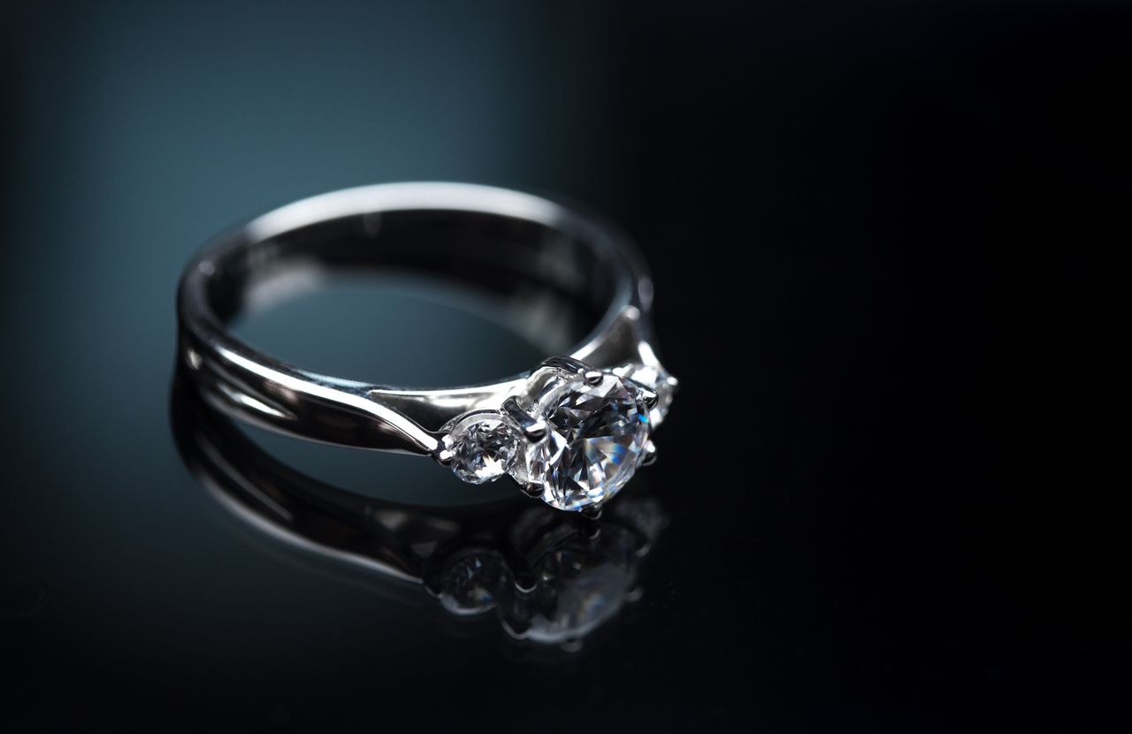 Włamanie do mieszkania w Ostrowcu Świętokrzyskim. Złodziej ukradł srebrną biżuterię