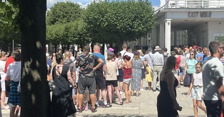 Szaleństwo nad morzem. "Teraz będziemy stać w kolejce jak te głupki"