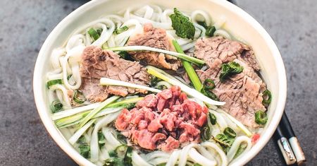 Phở bò Hanoi. Aromatyczna zupa z makaronem ryżowym i wołowiną
