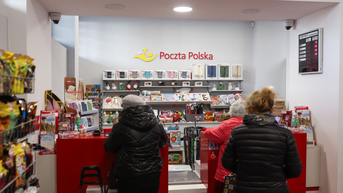 Klienci przyzwyczaili się, że na poczcie możemy kupić oprócz znaczków i kopert wiele innych rzeczy