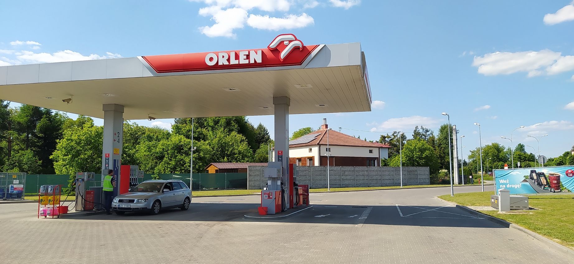 Spadek cen paliw zaskakuje! Czy to przedwyborcza gra, czy realne zmiany na rynku?