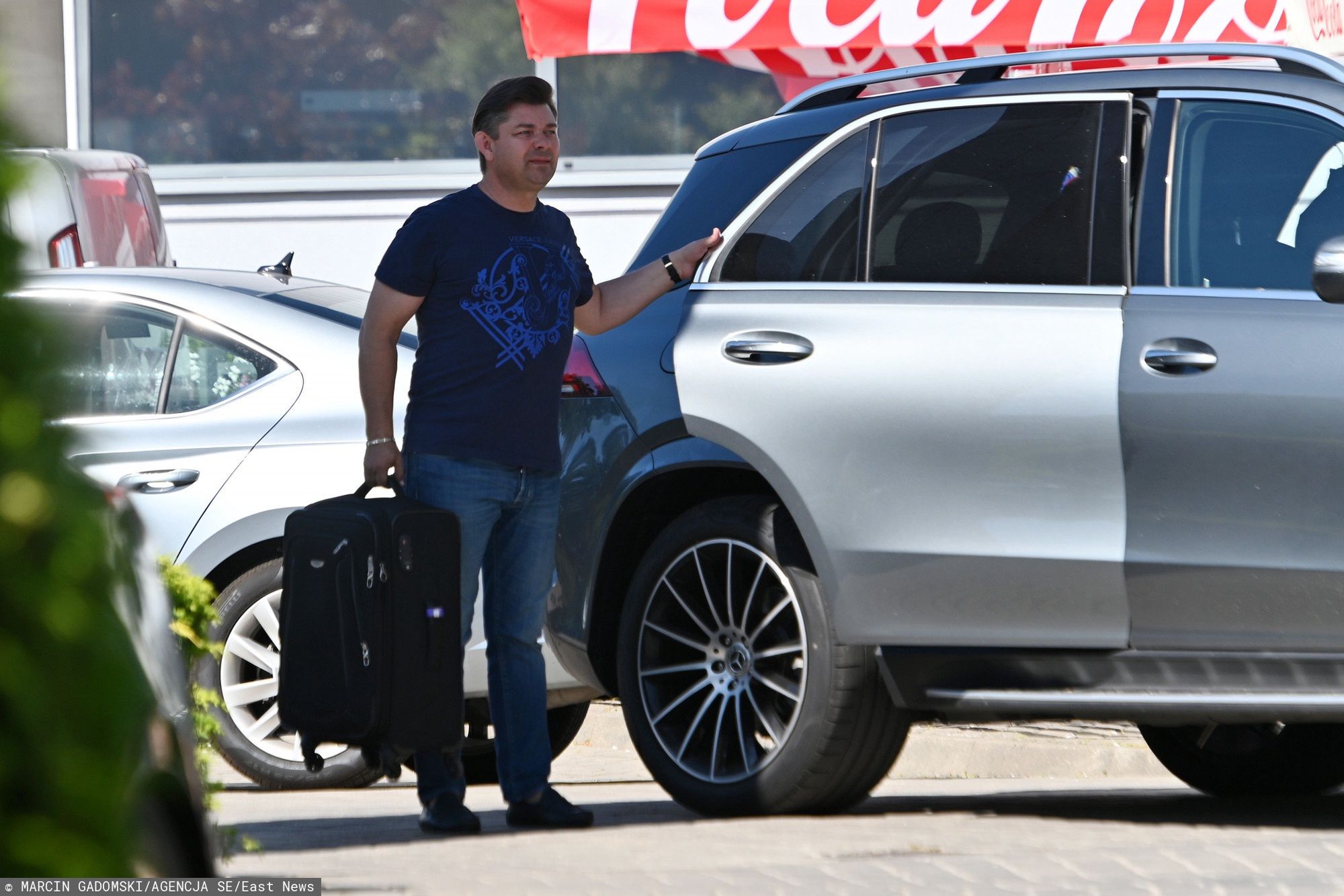 Zenek Martyniuk wsiada do swego nowego mercedesa