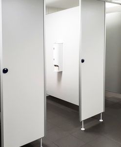21-latek złapany w publicznej toalecie w Gnieźnie. Oto co robił