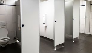 21-latek złapany w publicznej toalecie w Gnieźnie. Oto co robił