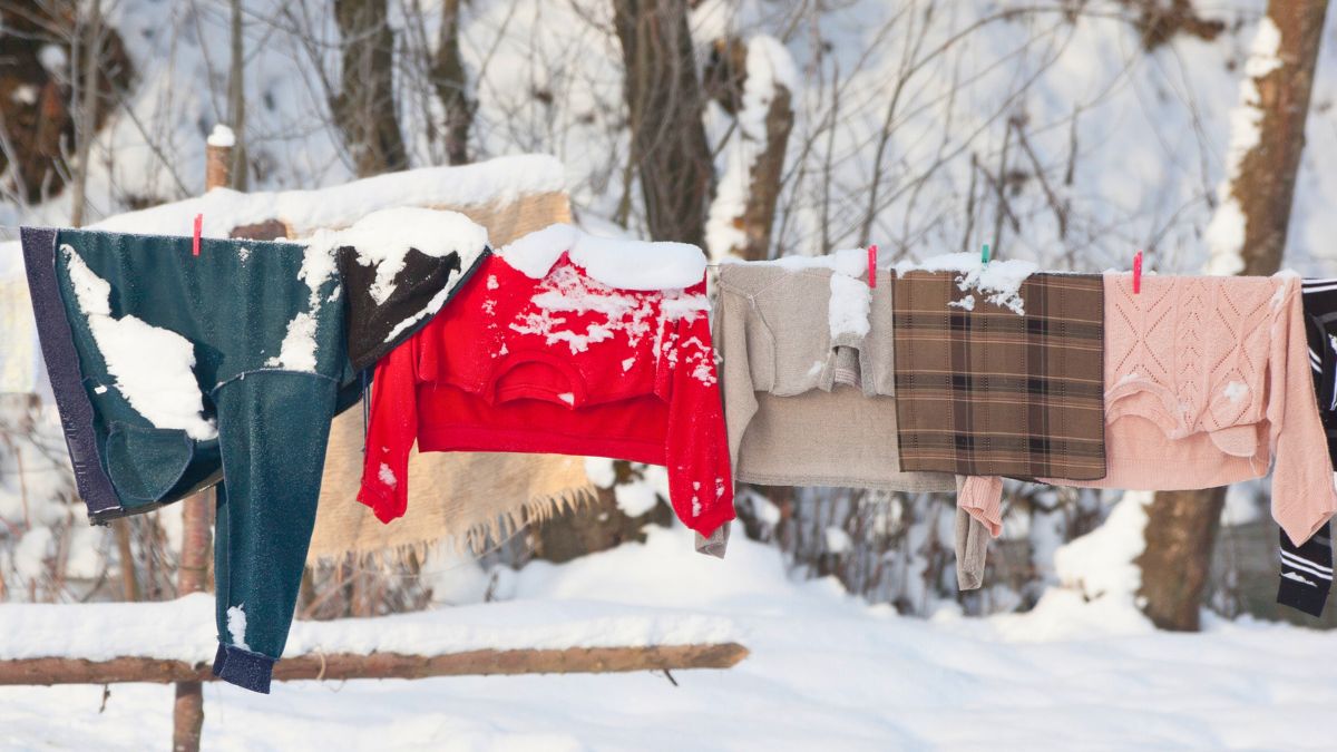 Pranie rozwieszona na sznurku zimą